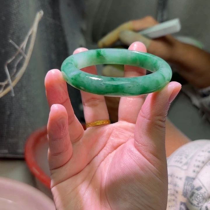 用***1石英质玉（非洲翠）未镶嵌手镯定制