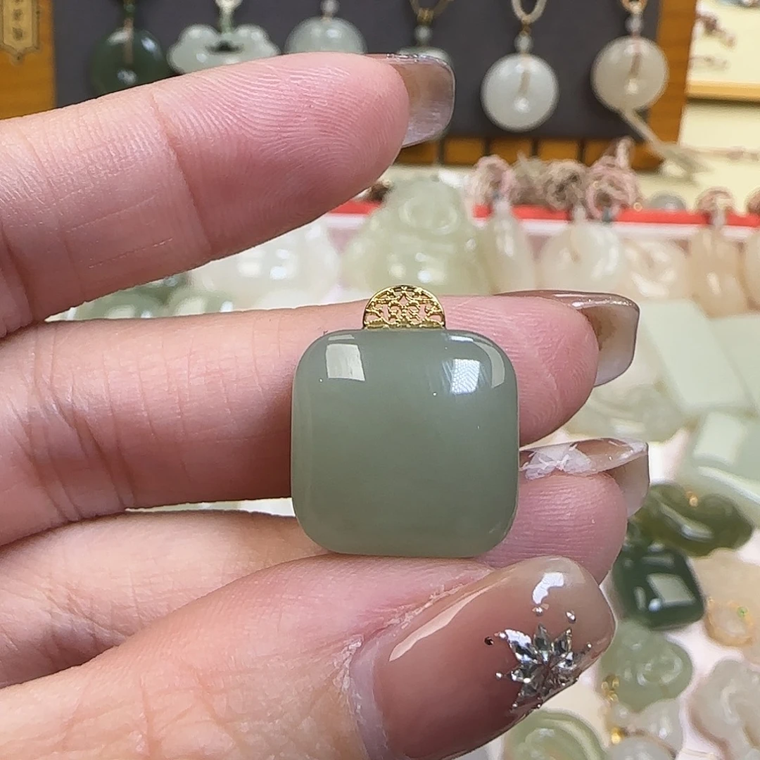 青***画和田玉18K金镶嵌颈饰