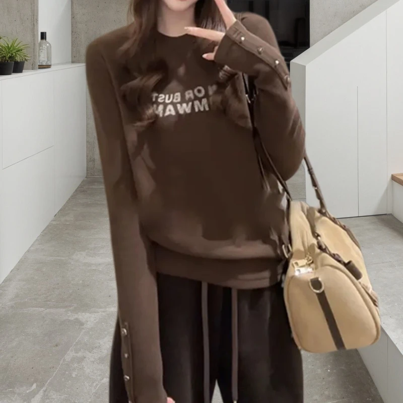 新款通勤休闲舒适软糯宽松袖子矮子纽扣字母T恤LK2507931