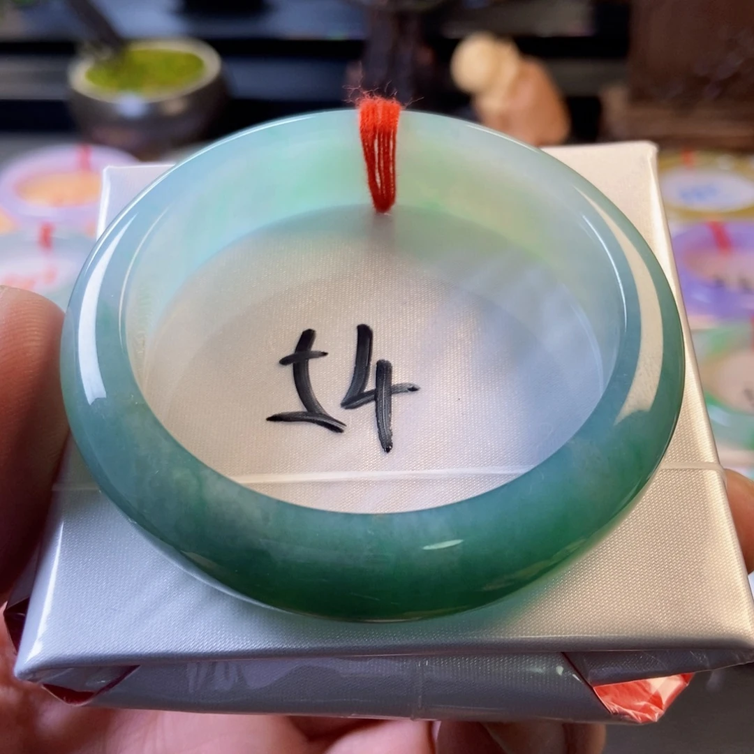 翡翠未镶嵌手镯18、半山水正圈