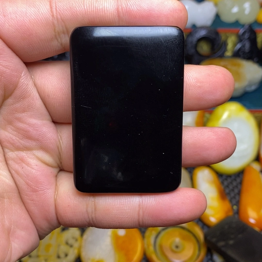 森***虎和田玉未镶嵌颈饰