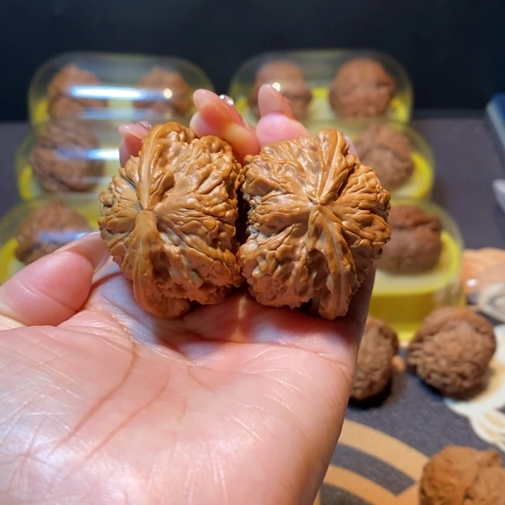 安***～文玩核桃吊坠白狮子怀抱蛇63尺