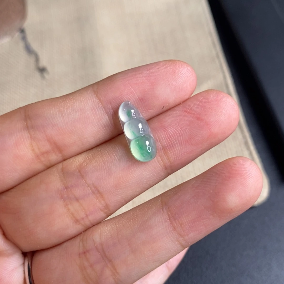 翡翠未镶嵌颈饰豆子