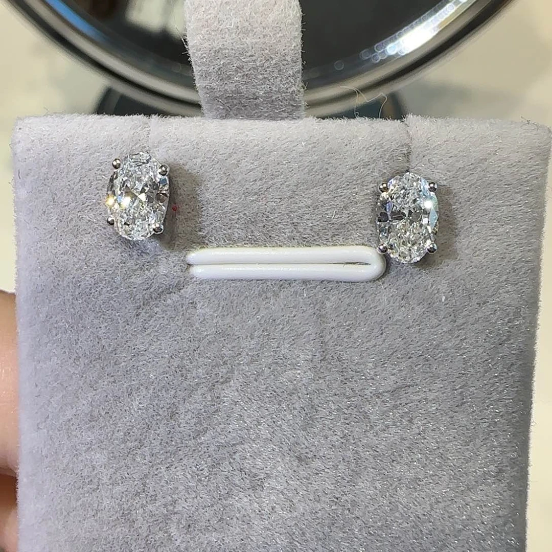 实验室培育钻石18K金镶嵌椭圆耳钉84分