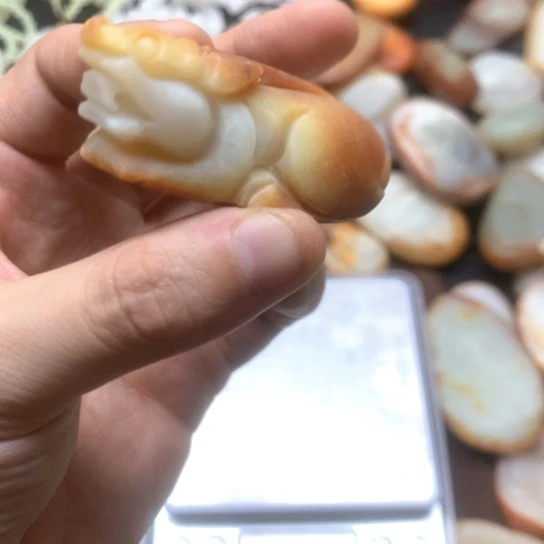 和田玉未镶嵌把件