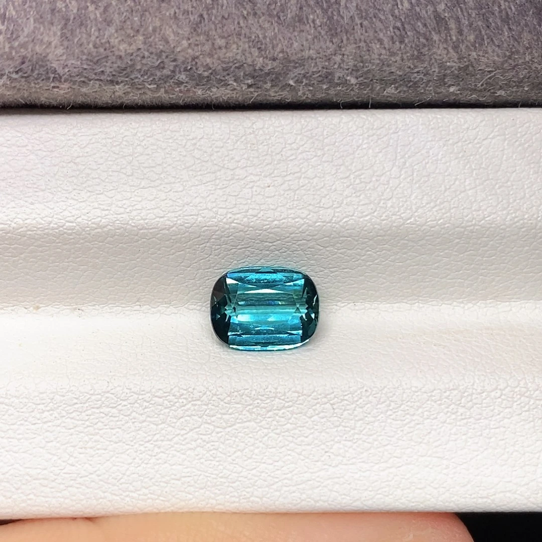 1.8克拉天然全净满火彩蒂芙尼蓝碧玺未镶嵌碧玺