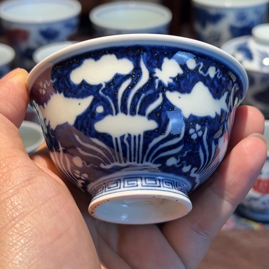 精品青花留白暗刻鱼藻纹撇口杯口径约8.6厘米