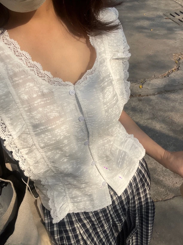 法式甜美蕾丝无袖上衣木耳花边设计显瘦气质百搭小衫