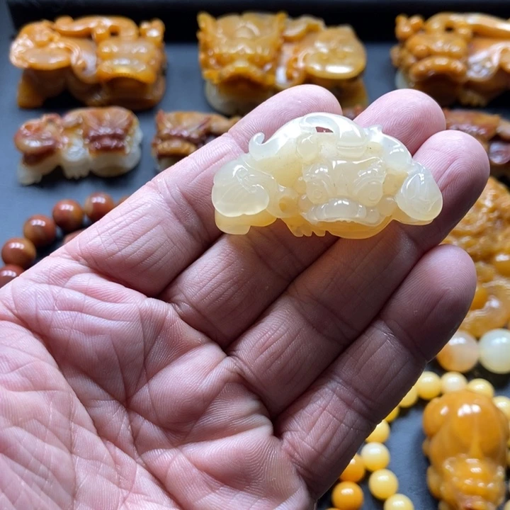 石英质玉（黄龙玉）未镶嵌颈饰