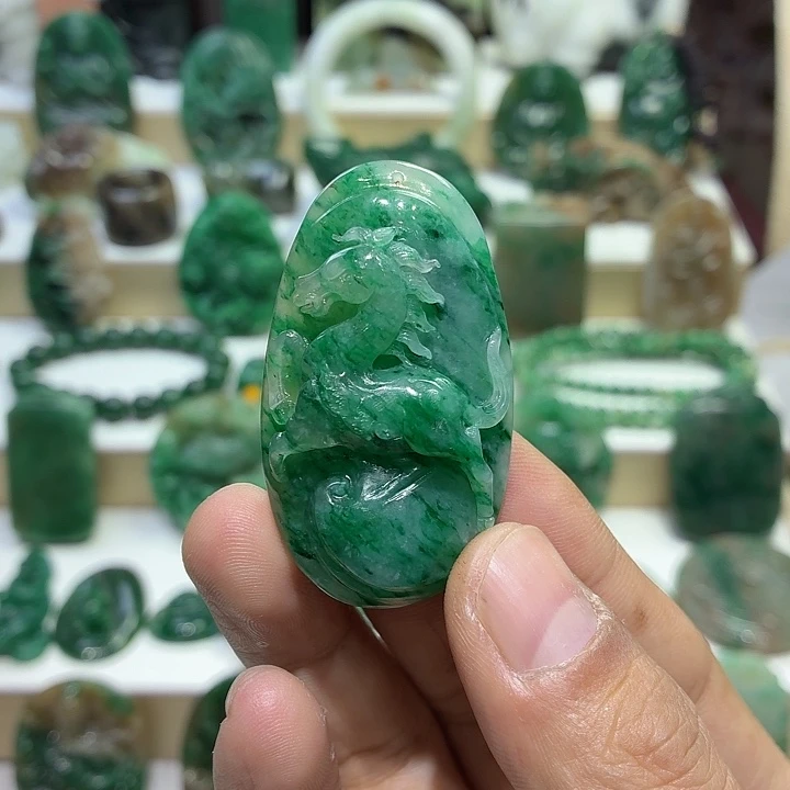 独山玉未镶嵌颈饰马牌