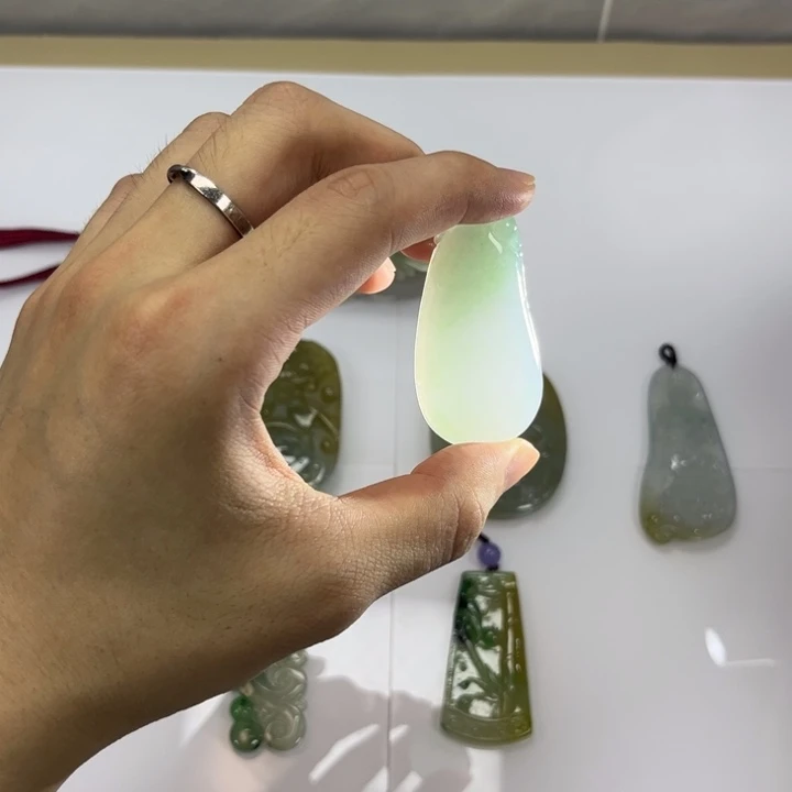 翡翠未镶嵌颈饰玉瓜