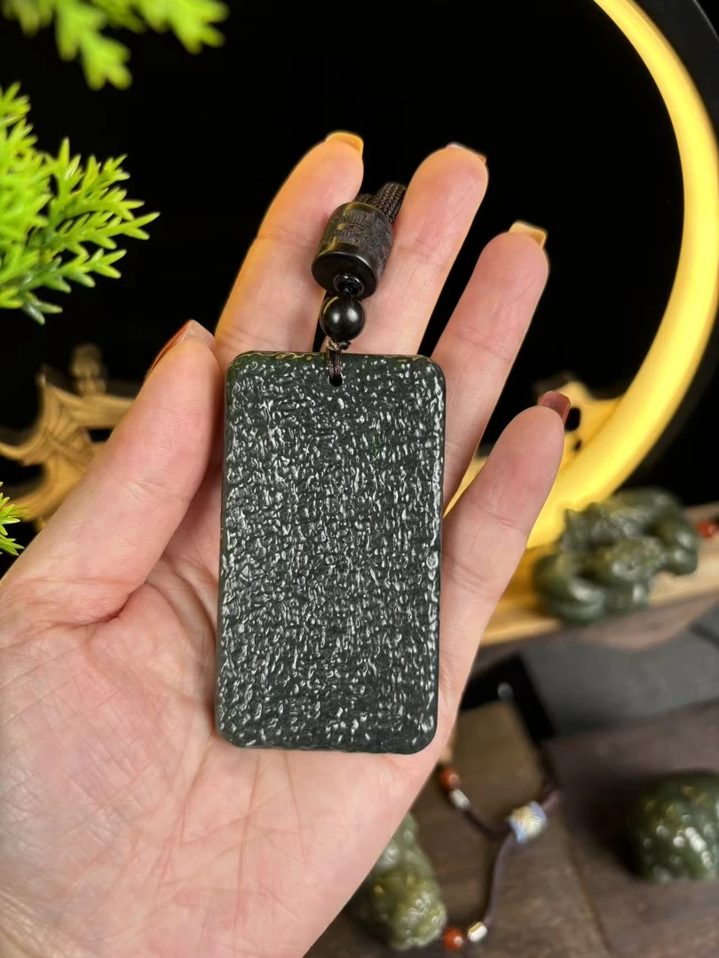 纯天然和田玉手工锤纹牌吊坠   多样性发其一