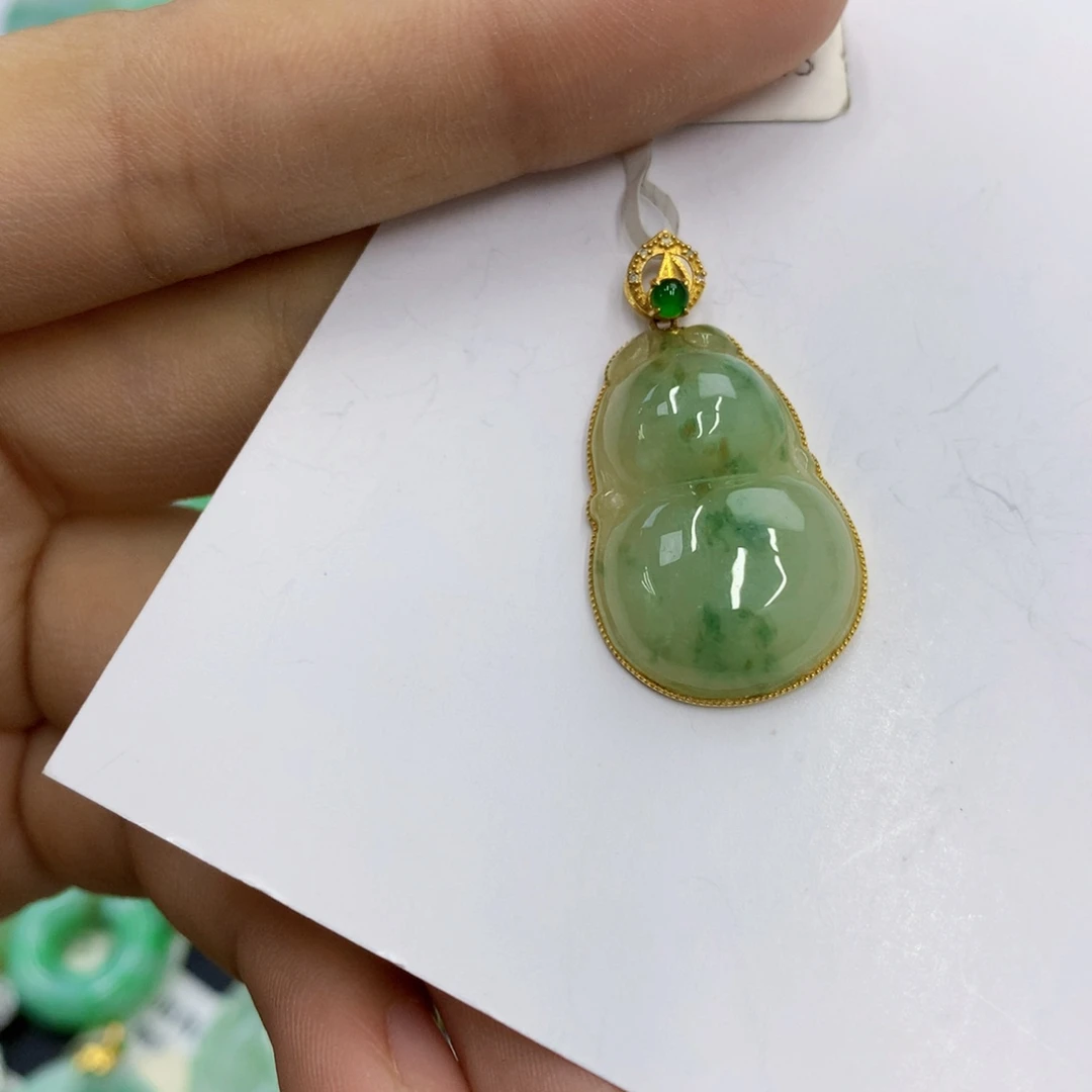 翡翠18K金镶嵌颈饰翡翠