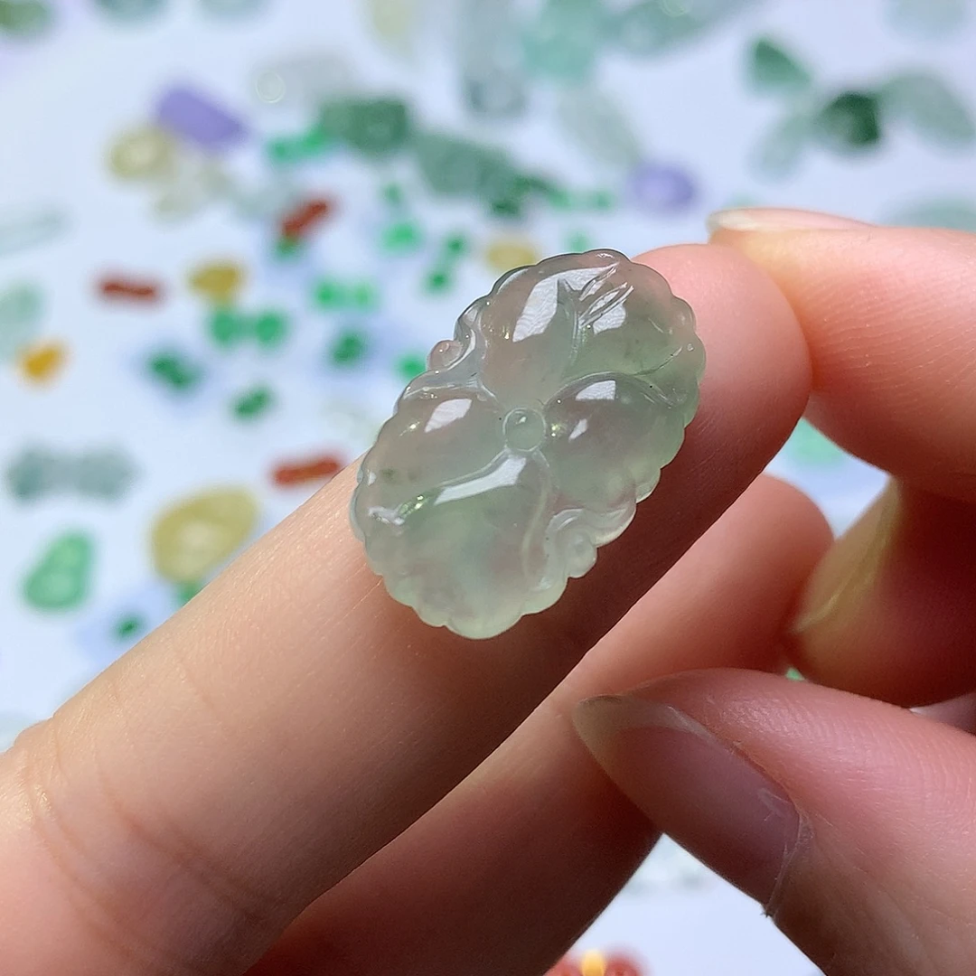 翡翠未镶嵌颈饰荷叶