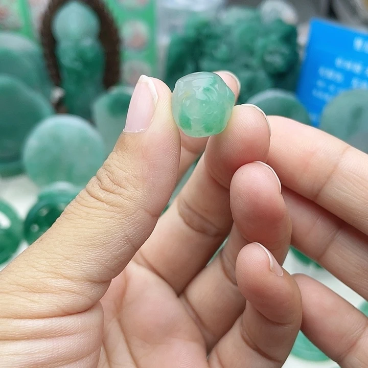 颈饰未镶嵌石英质玉