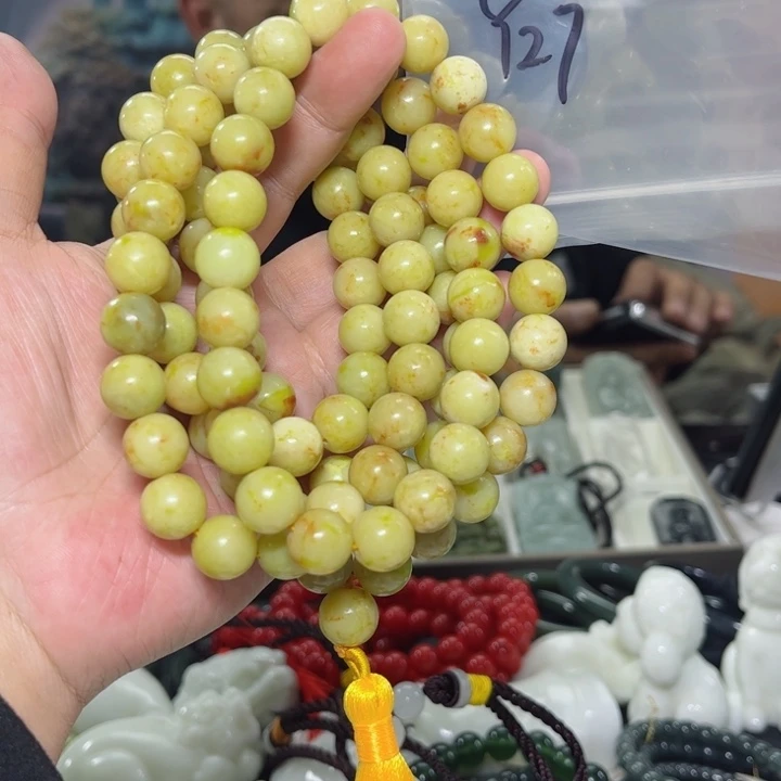 蛇纹石玉颈饰未镶嵌草**家