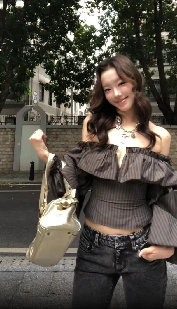 2025秋季新款辣妹性感轻熟风V领复古条纹上衣配显瘦牛仔裤两件套