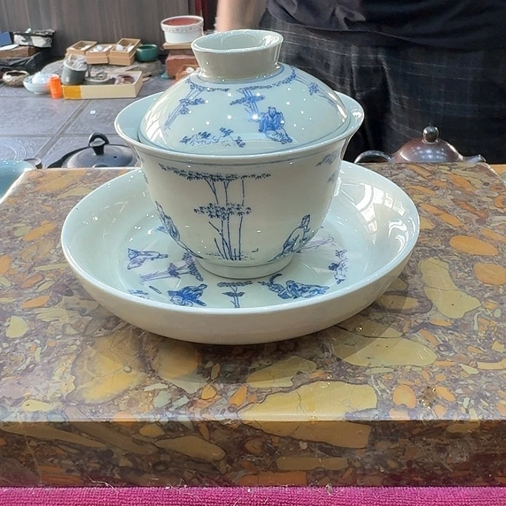 三才盖碗一个，瓷。品茗赏