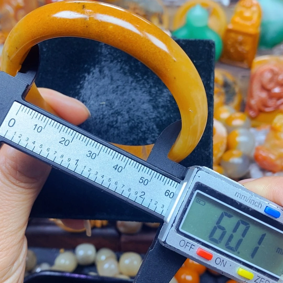 石英质玉（黄龙玉）未镶嵌颈饰