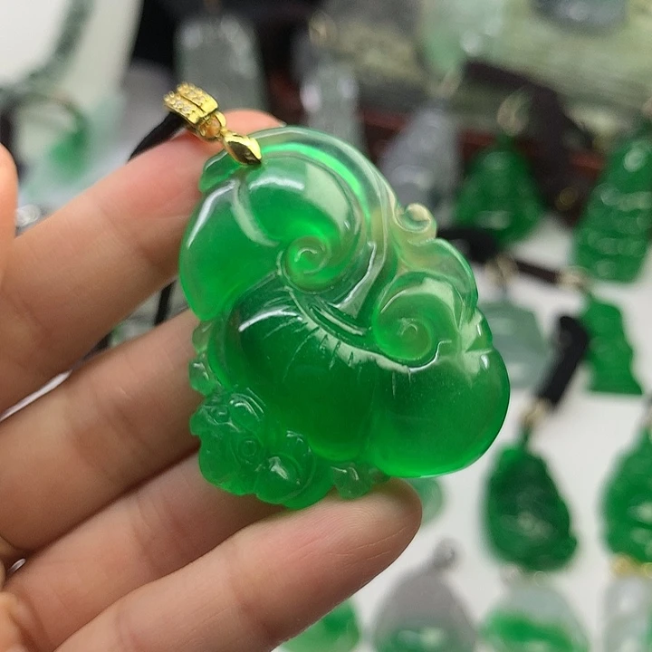 翡翠未镶嵌吊坠(赠链)
