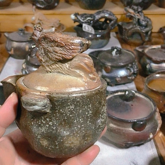 瓷片微瑕的粗陶宝瓶