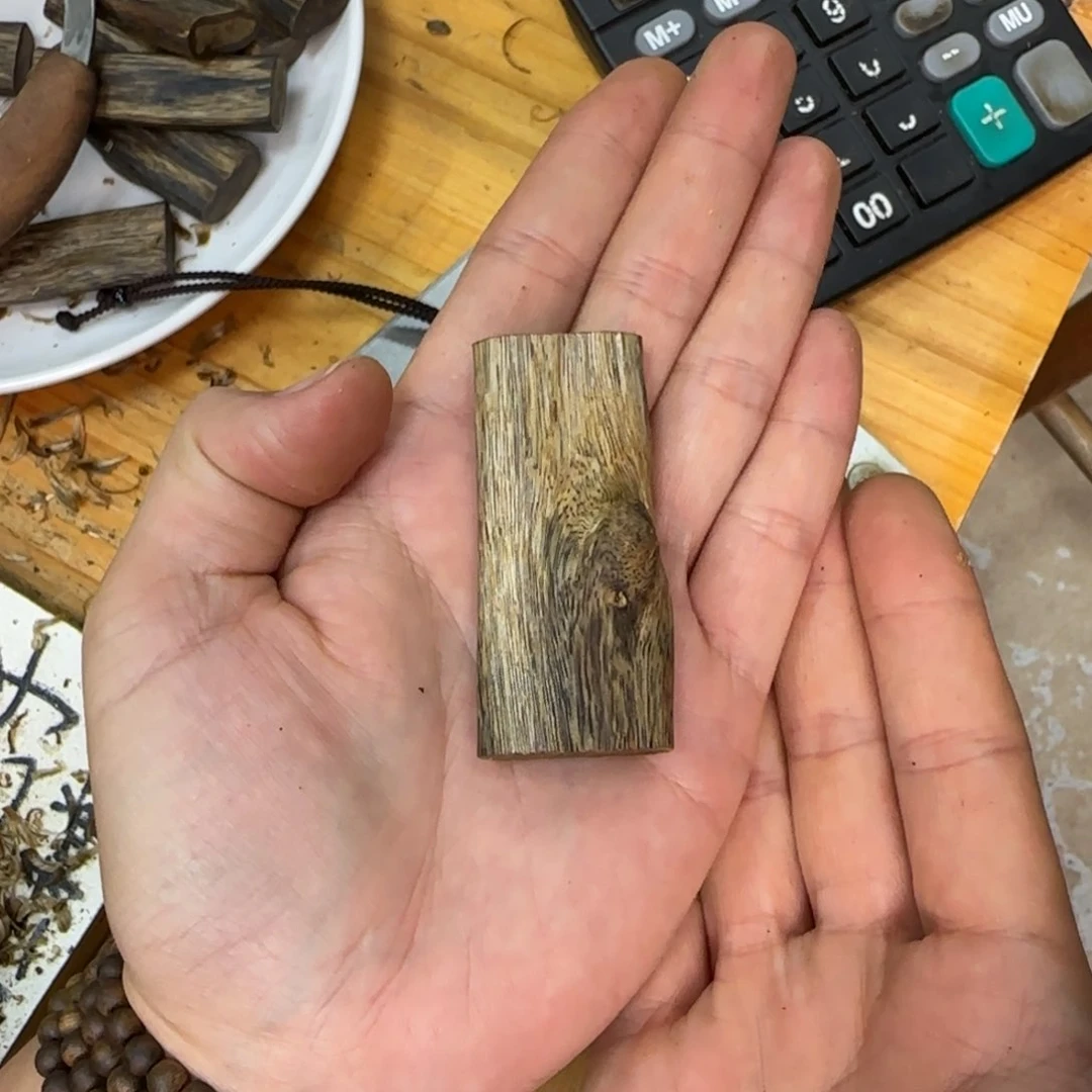 沉香吊坠J****儿素牌白奇9.6克