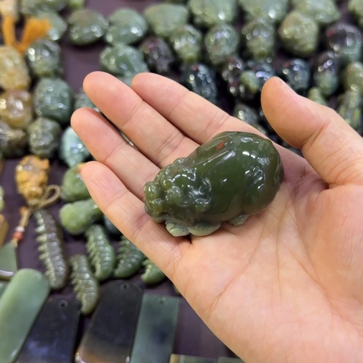 颈饰未镶嵌岫岩河磨玉（透闪石质玉）