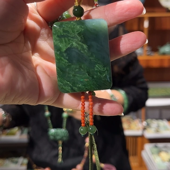 颈饰未镶嵌和田玉（糖玉）