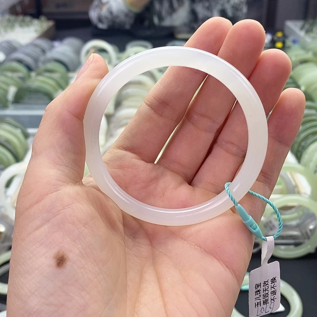 和田玉未镶嵌手镯55.56