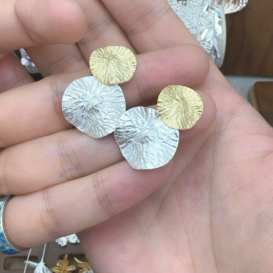足银羽毛圆叶片耳钉