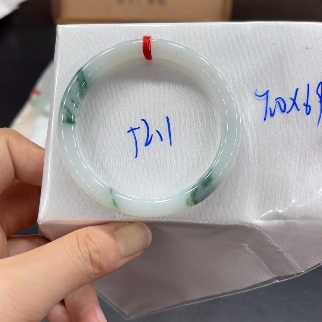 翡翠手镯未镶嵌翡翠