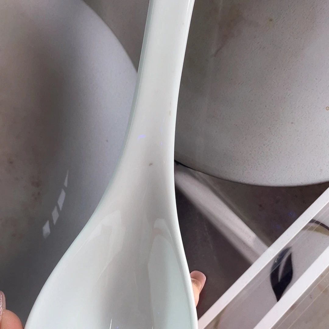 甜白釉大汤勺………………