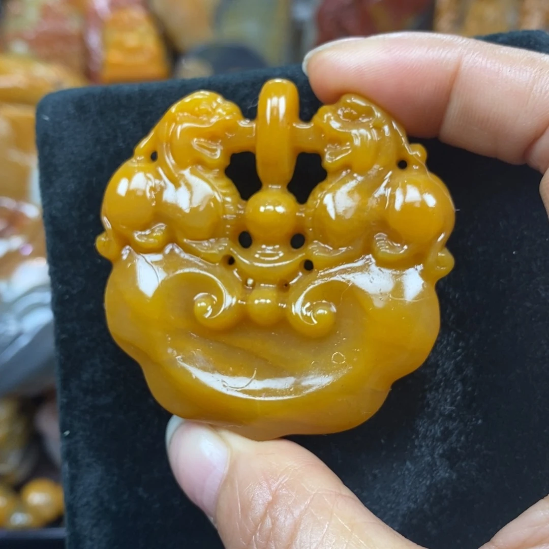 未镶嵌石英质玉（黄龙玉）颈饰