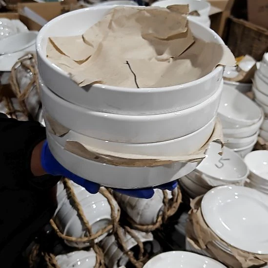 盘子碗茶壶啥都有