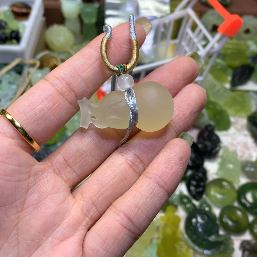 岫玉颈饰未镶嵌温*葫芦