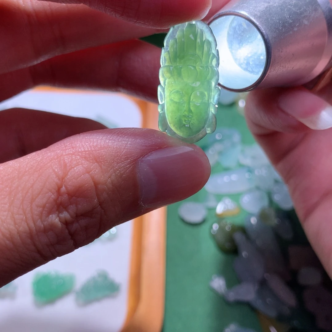 翡翠未镶嵌颈饰观音头