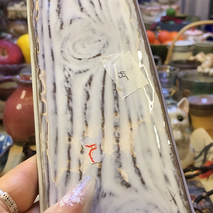 器物的色彩搭配起来很漂亮