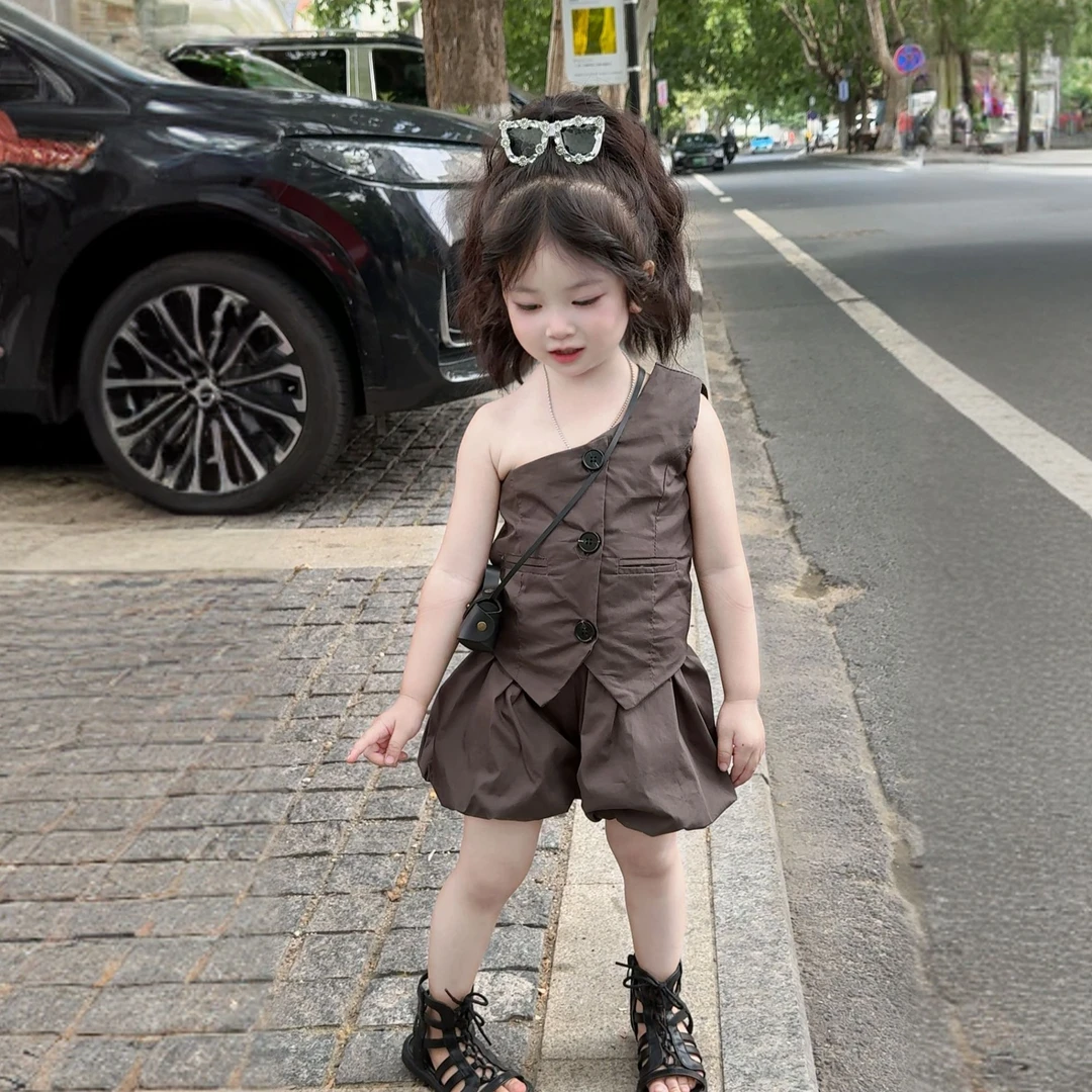 女童2025夏季新款洋气韩版设计斜肩钮扣无袖背心花苞短裤两件套