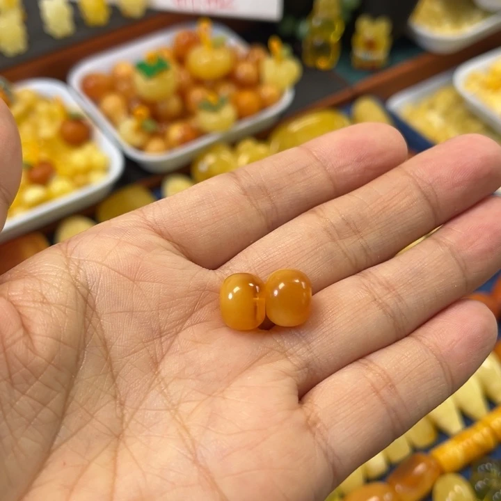 琥珀未镶嵌裸石卡11加老蜡墩一对微瑕漏