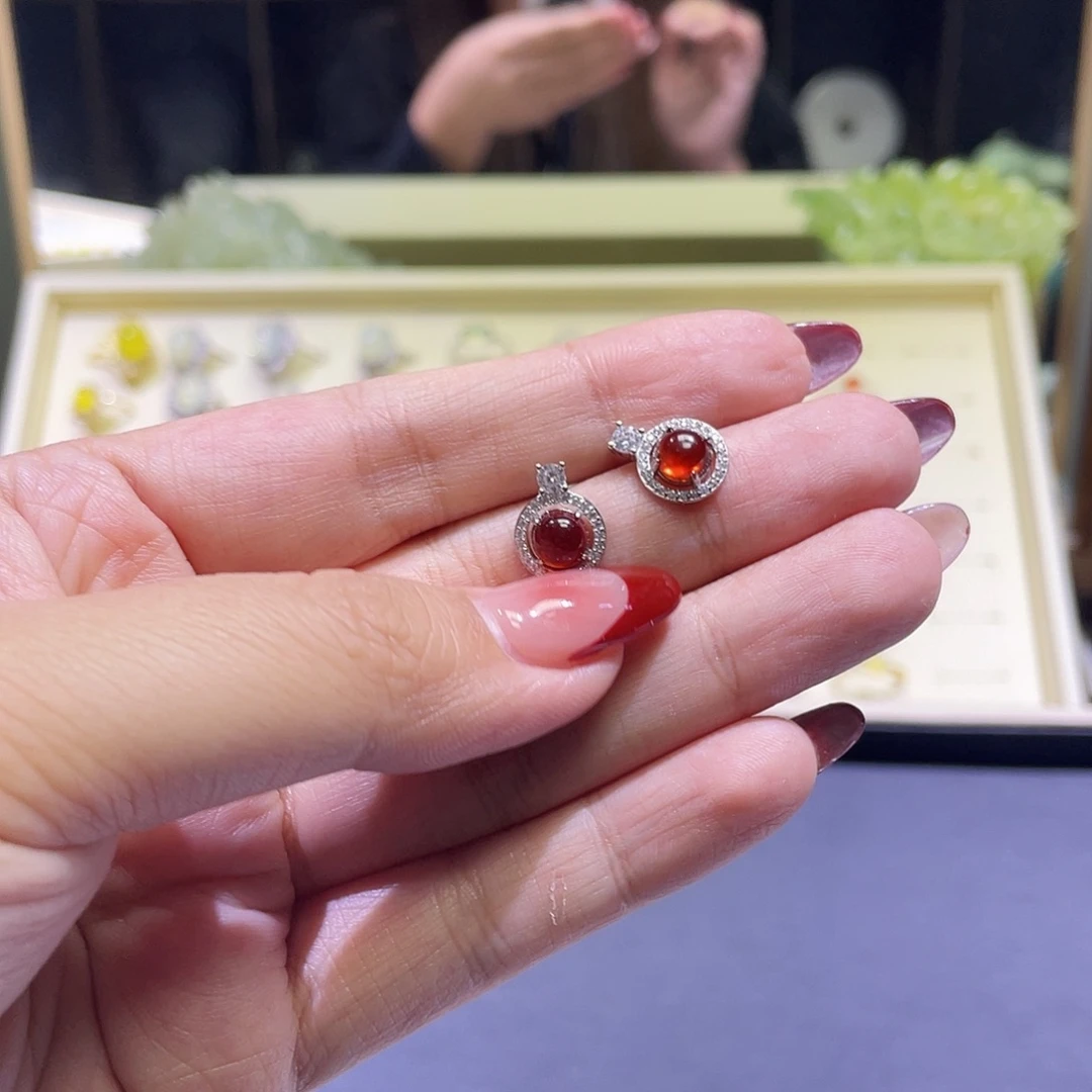 闻***闻耳饰银S925镶嵌石榴石1943