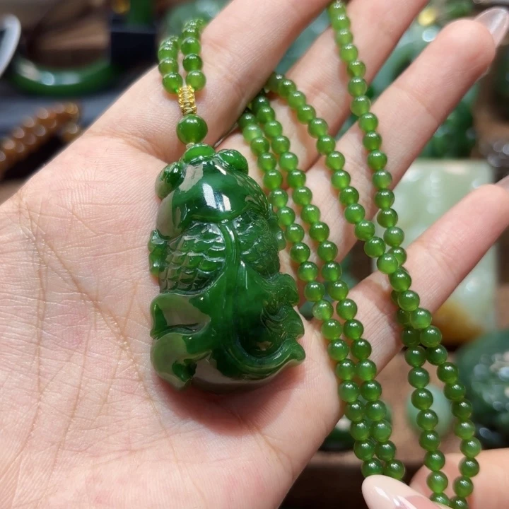颈饰未镶嵌和田玉（碧玉）