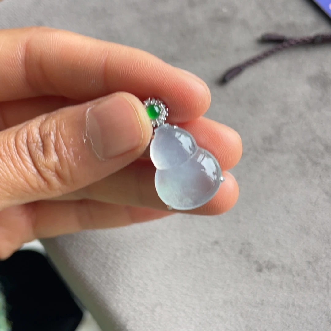 翡翠18K金镶嵌颈饰白冰