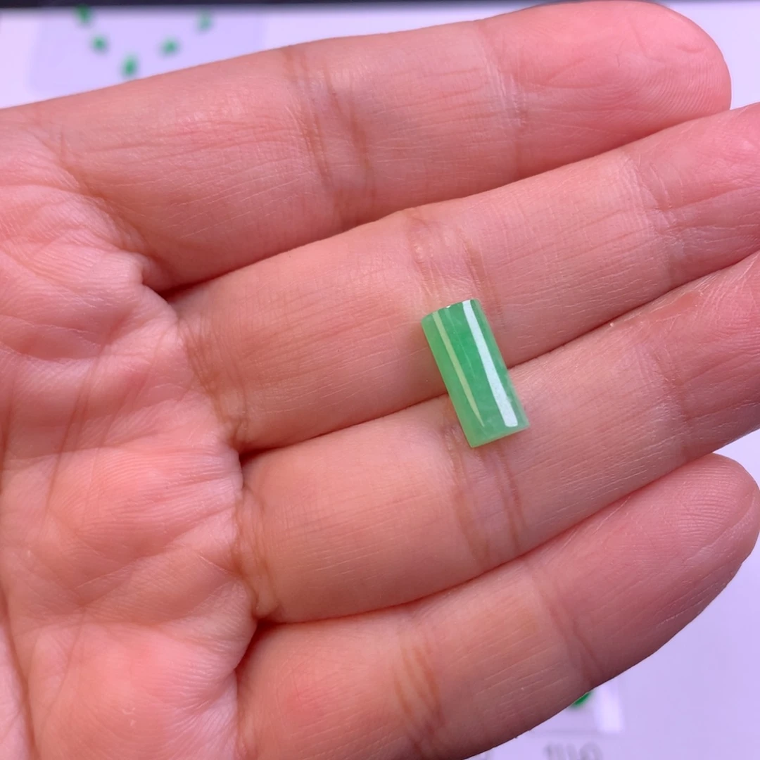 翡翠未镶嵌颈饰牌