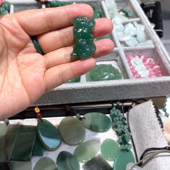 石英质玉未镶嵌颈饰