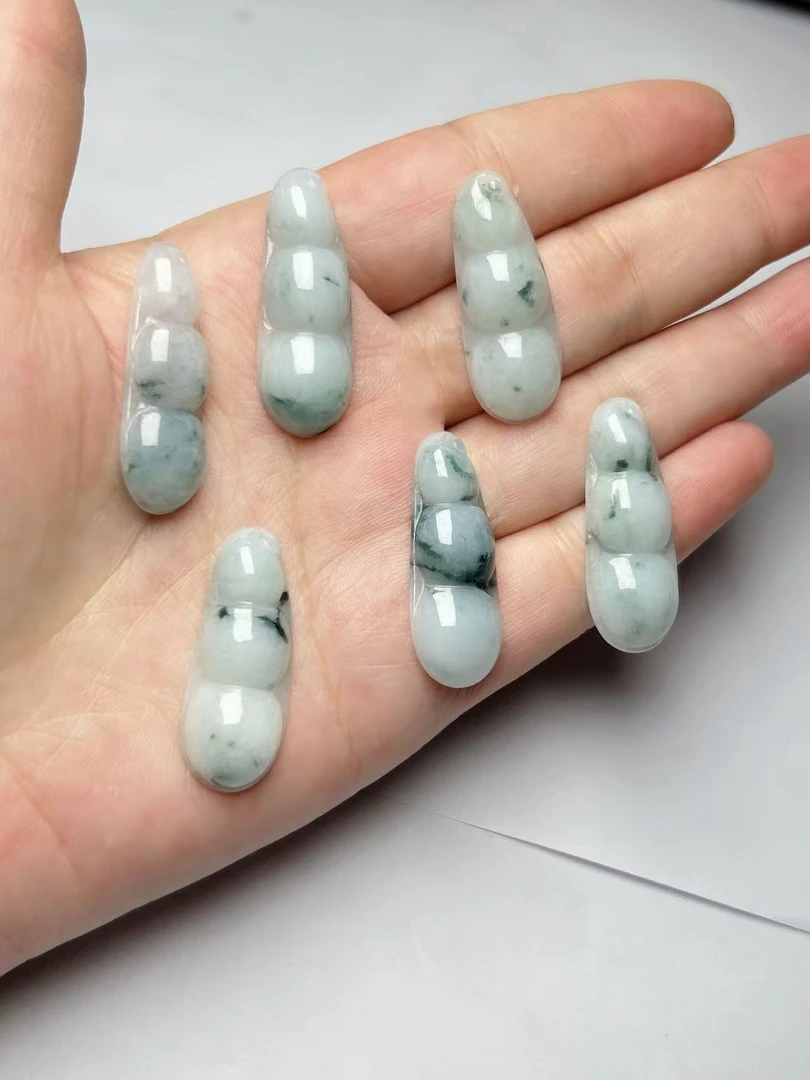 1275-翡翠【福豆】吊坠31*5.5*5.5（拍一发一 多样性发货）