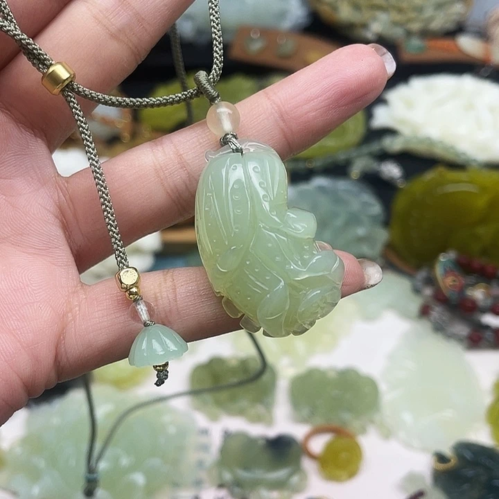 蛇纹石玉未镶嵌颈饰