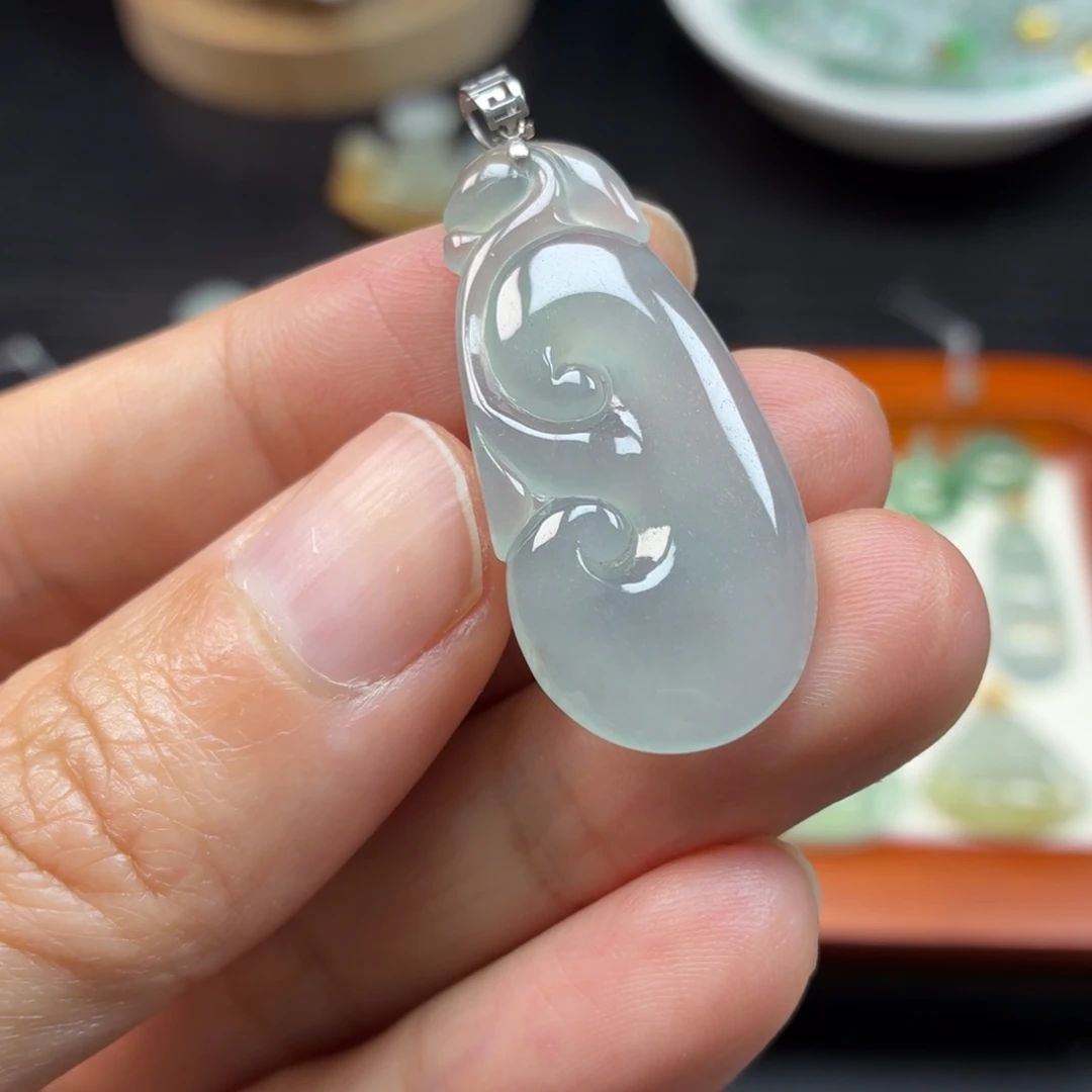 翡翠18K金镶嵌颈饰如意