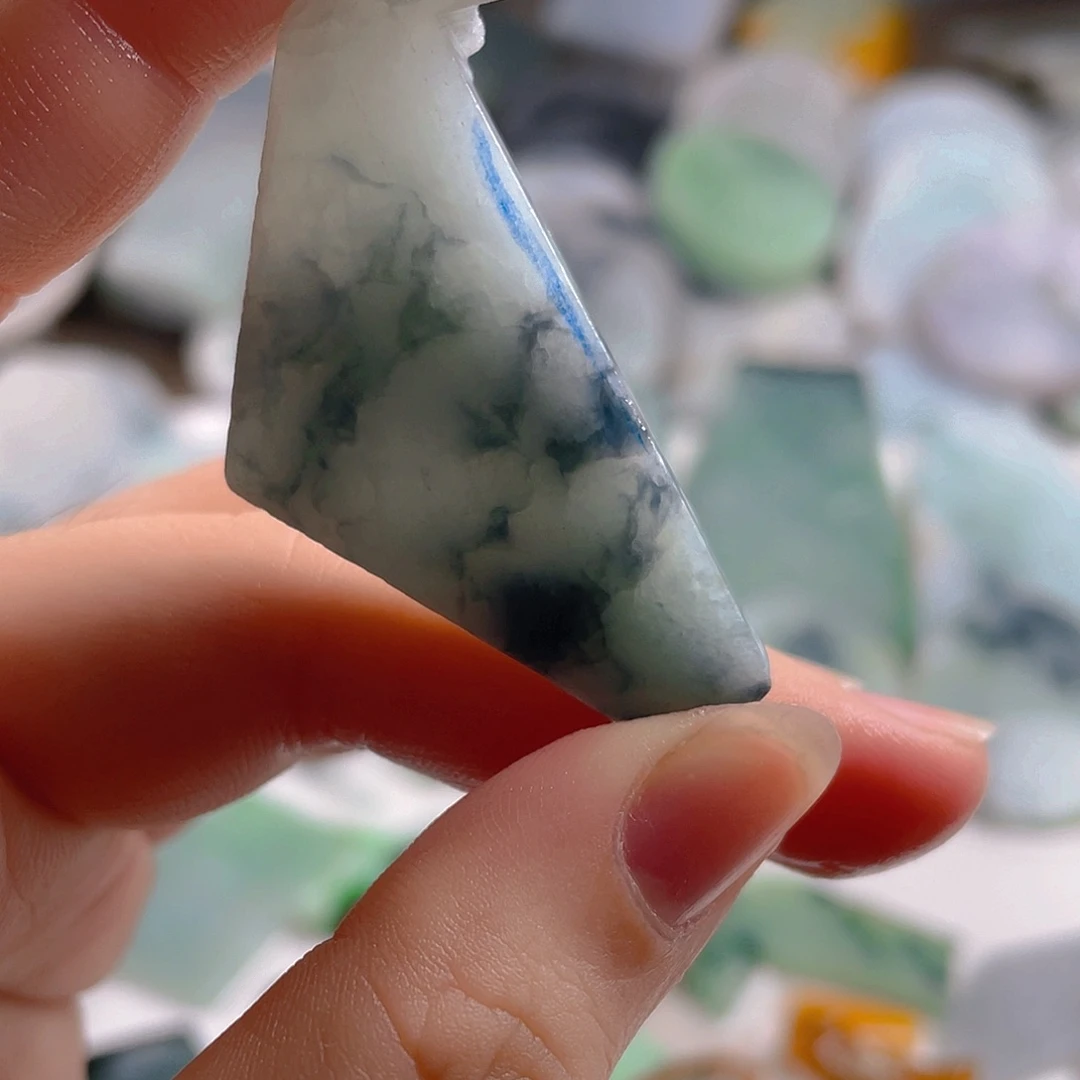 颈饰未镶嵌翡翠。