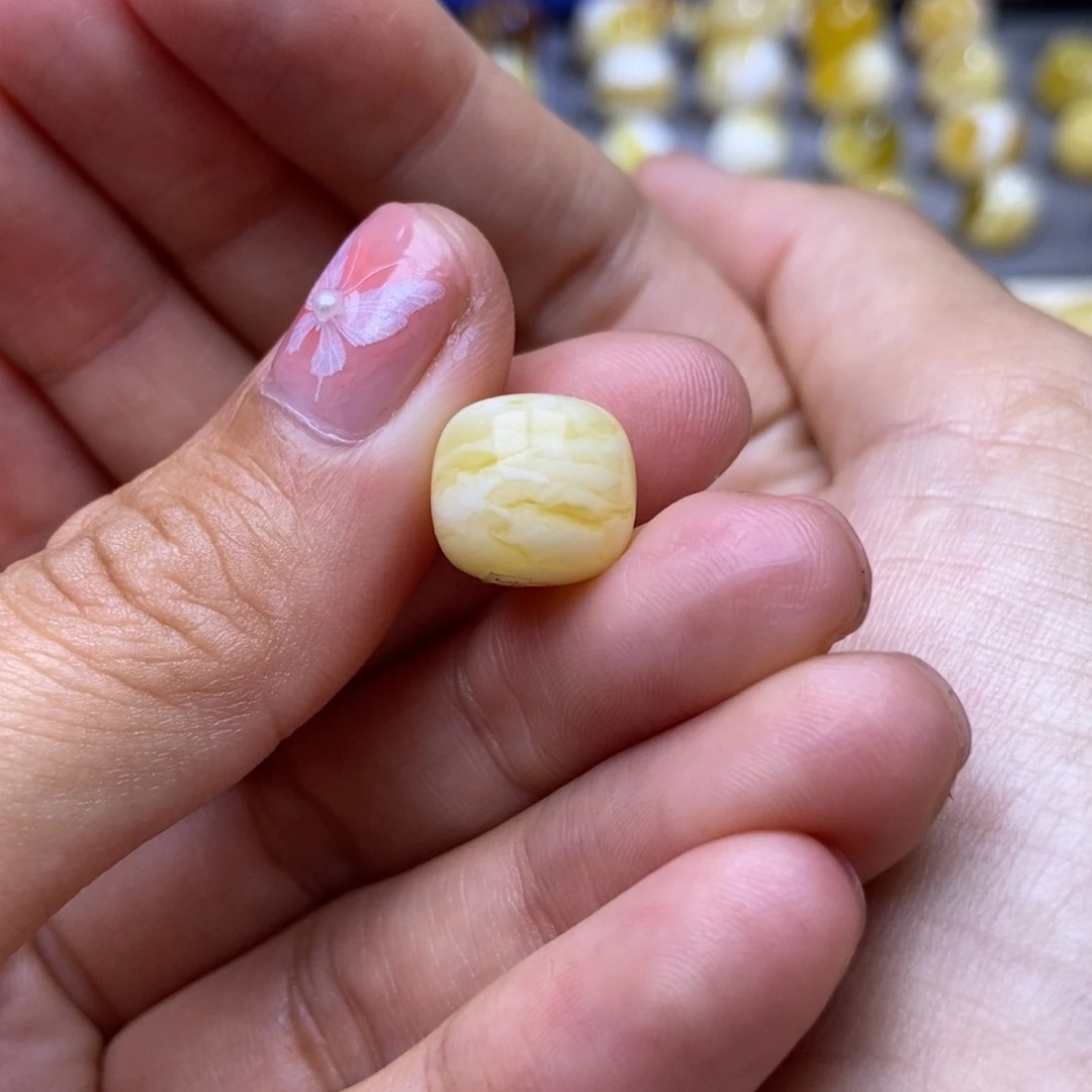 琥珀珠宝奇石未镶嵌?***