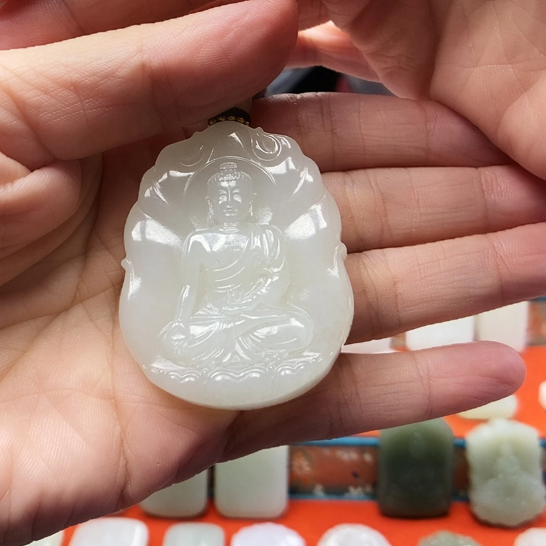 老***事和田玉未镶嵌颈饰